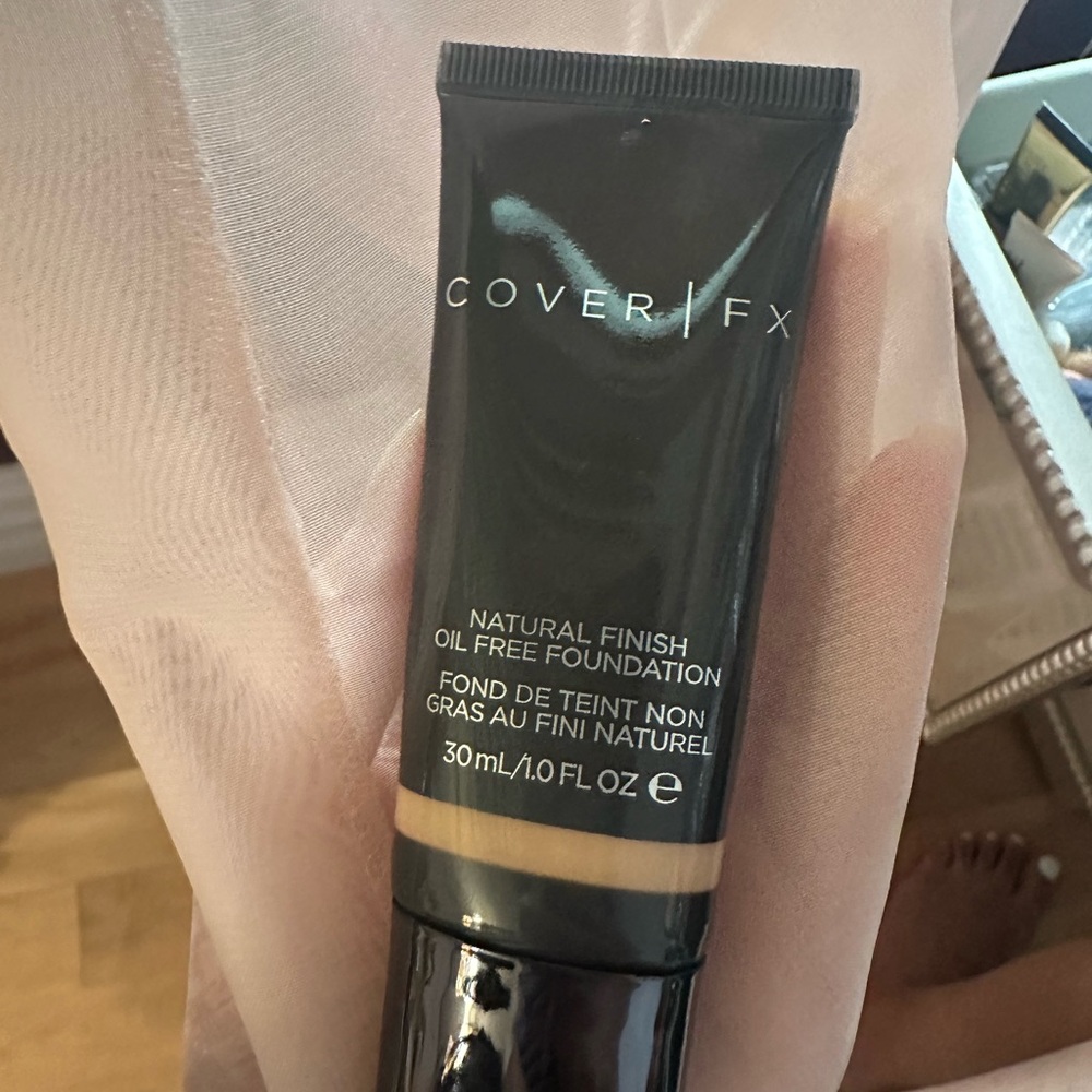 COVER FX Natural Finish Oil Free Foundation - Black and Tan